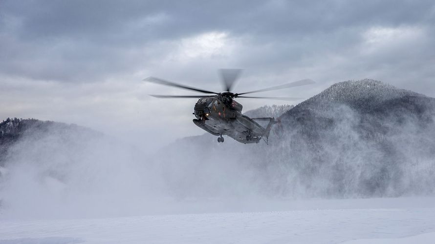 Die Bundeswehr setzt ihre Hubschrauber auch für Erkundungsflüge ein, um von Lawinen gefährdete Bereiche zu identifizieren. Foto: Bundeswehr/Weber