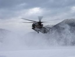 Die Bundeswehr setzt ihre Hubschrauber auch für Erkundungsflüge ein, um von Lawinen gefährdete Bereiche zu identifizieren. Foto: Bundeswehr/Weber
