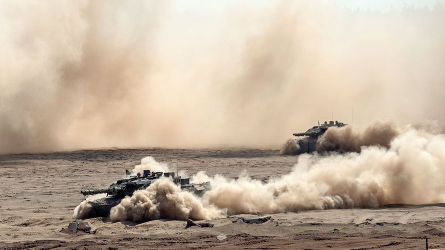 Zwei Kampfpanzer Leopard 2A6 auf dem Vormarsch bei der NATO-Übung „Nobel Jump 2019" in Zagan, Polen. Foto: DBwV/Yann Bombeke