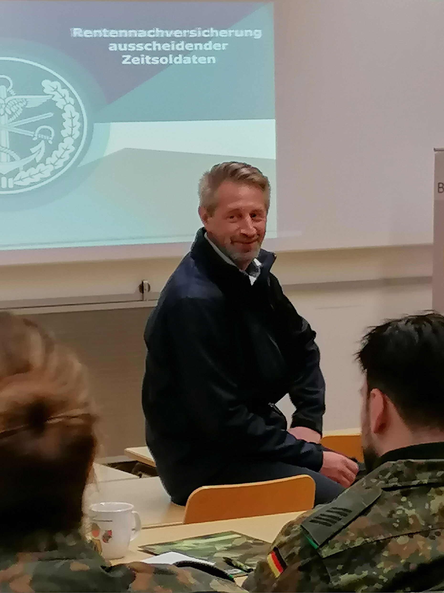 Der Leiter Außendienst Mike-Sascha Britsch rät, frühzeitig Vorsorge für eine soziale Absicherung zu treffen. Foto: Harald Lott