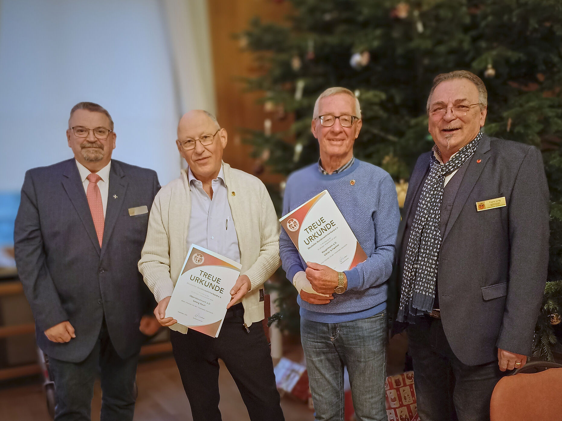 Nach der Ehrung: Friedel Wegner, Georg Rauh (50), Viktor Schwehm (25) und Franz Jung. Fotos: WE