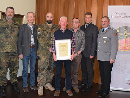 Mitglieder des Vorstandes und Gäste der Mitgliederversammlung der KERH Freyung-Grafenau/Passauer Land: StoKa-Vorsitzender Oberstabsfeldwebel Uwe Gundermann, Stabsfeldwebel a.D. Willy Arens, Kommandeur Oberstleutnant Dr. Dan Tomuzia, Ehrenvorsitzender Oberstabsfeldwebel a.D. Rudi Eineder, Oberstabsfeldwebel a.D. Alois Hofer, Bürgermeister Dr. Olaf Heinrich und Landesvorsitzender Oberstleutnant a.D. Josef Rauch. Foto: Alois Hofer