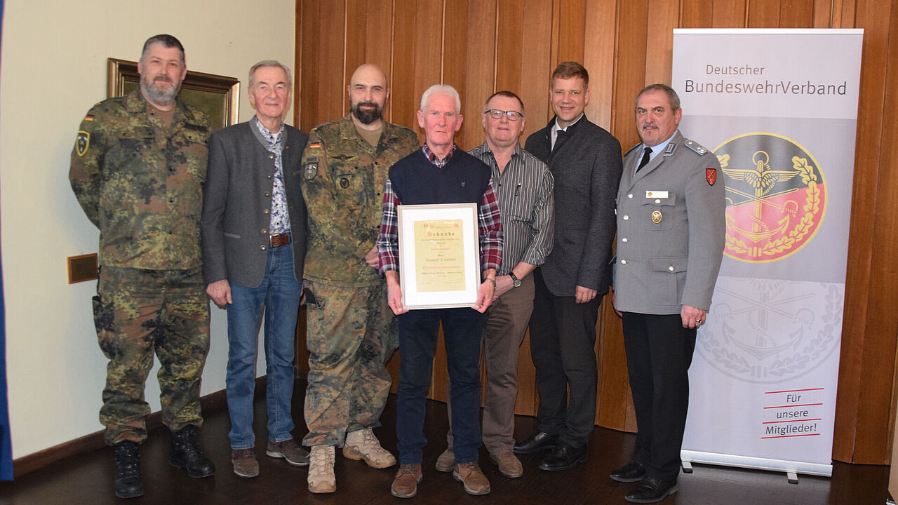 Mitglieder des Vorstandes und Gäste der Mitgliederversammlung der KERH Freyung-Grafenau/Passauer Land: StoKa-Vorsitzender Oberstabsfeldwebel Uwe Gundermann, Stabsfeldwebel a.D. Willy Arens, Kommandeur Oberstleutnant Dr. Dan Tomuzia, Ehrenvorsitzender Oberstabsfeldwebel a.D. Rudi Eineder, Oberstabsfeldwebel a.D. Alois Hofer, Bürgermeister Dr. Olaf Heinrich und Landesvorsitzender Oberstleutnant a.D. Josef Rauch. Foto: Alois Hofer