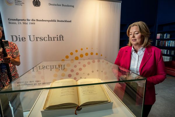 Bundestagspräsidentin Bärbel Bas in der Blibliothek des Bundestages. Neben ihr: Die Urschrift des am 23. Mai 1949 verkündeten Grundgesetzes. Foto: picture alliance/dpa/Michael Kappeler
