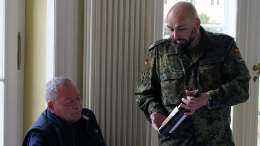 Der Vorsitzende der StOKa Dresden, Oberstleutnant Hagen Unterstab, bedankte sich beim scheidenden Landesvorsitzenden Uwe Köpsel mit einem kleinen Geschenk für die über viele Jahre gute Zusammenarbeit mit der StOKa Dresden. Foto: Peter Dobrowald