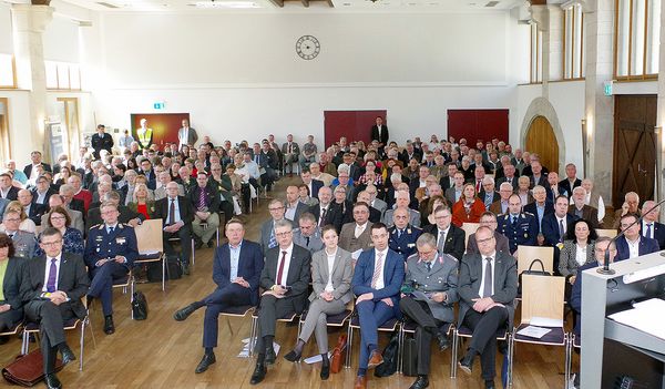 Im großen Saal der historischen Hammerschmiede in Königsbronn verfolgten mehr als 200 Teilnehmer die Vorträge und Diskussionen Foto: DBwV/Henning