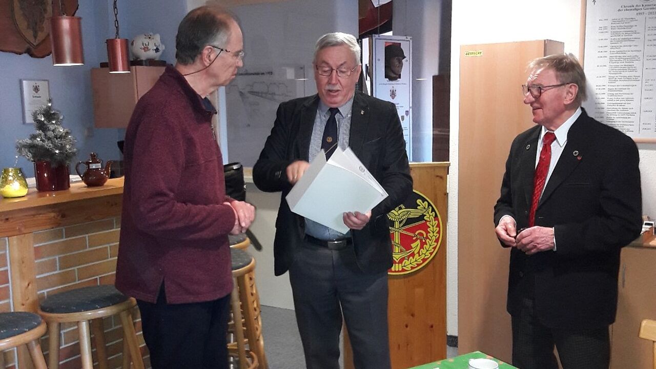 Dr. Eberhard Franz (von links), Armin Komander und der Beisitzer Stabsfeldwebel a.D. Thorolf Voeckel. Foto: DBwV
