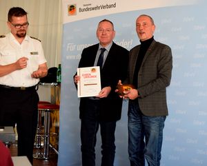 Hptm a.D. Uwe Köpsel ehrte das Mitglied Christoph Schymura für seine Verdienste Foto:DBwV/Pietrzak