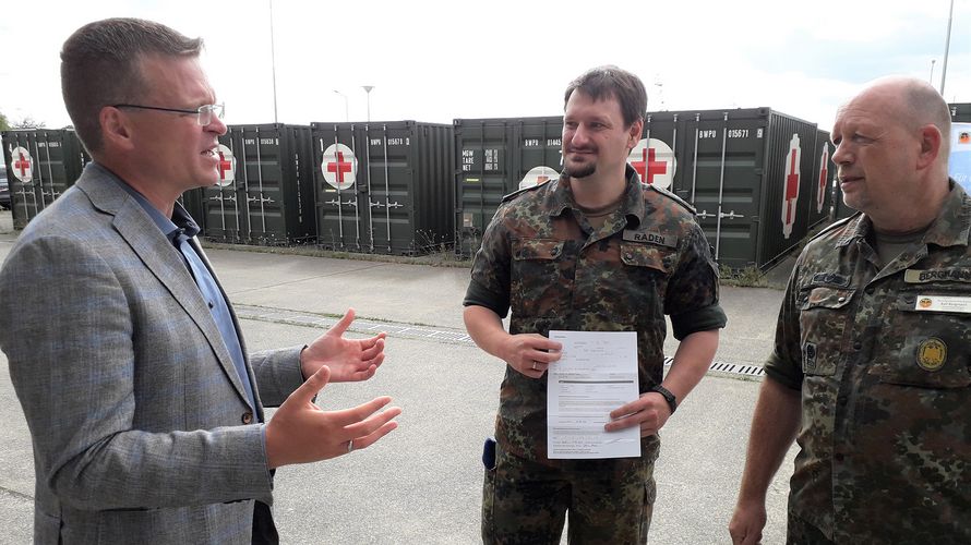 Mitglied einer starken Interessenvertretung zu sein ist mir wichtig, so Oberstleutnant Nico Raden (M.) im Gespräch mit dem DBwV-Bundesvorsitzenden Oberstleutnant André Wüstner (l.) und dem Standortbeauftragten Stabsfeldwebel a.D. Ralf Bergmann. Foto: DBwV/Gerald Arleth