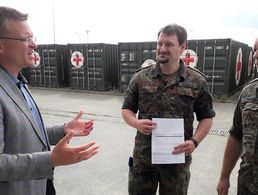 Mitglied einer starken Interessenvertretung zu sein ist mir wichtig, so Oberstleutnant Nico Raden (M.) im Gespräch mit dem DBwV-Bundesvorsitzenden Oberstleutnant André Wüstner (l.) und dem Standortbeauftragten Stabsfeldwebel a.D. Ralf Bergmann. Foto: DBwV/Gerald Arleth