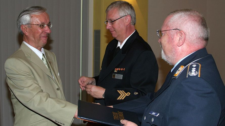 Siegfried Schiller (l.) erhielt die Urkunde für 50-jährige Mitgliedschaft vom damaligen Bundesvorsitzenden Oberst Bernhard Gertz (r.). Foto: DBwV