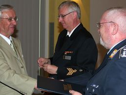 Siegfried Schiller (l.) erhielt die Urkunde für 50-jährige Mitgliedschaft vom damaligen Bundesvorsitzenden Oberst Bernhard Gertz (r.). Foto: DBwV