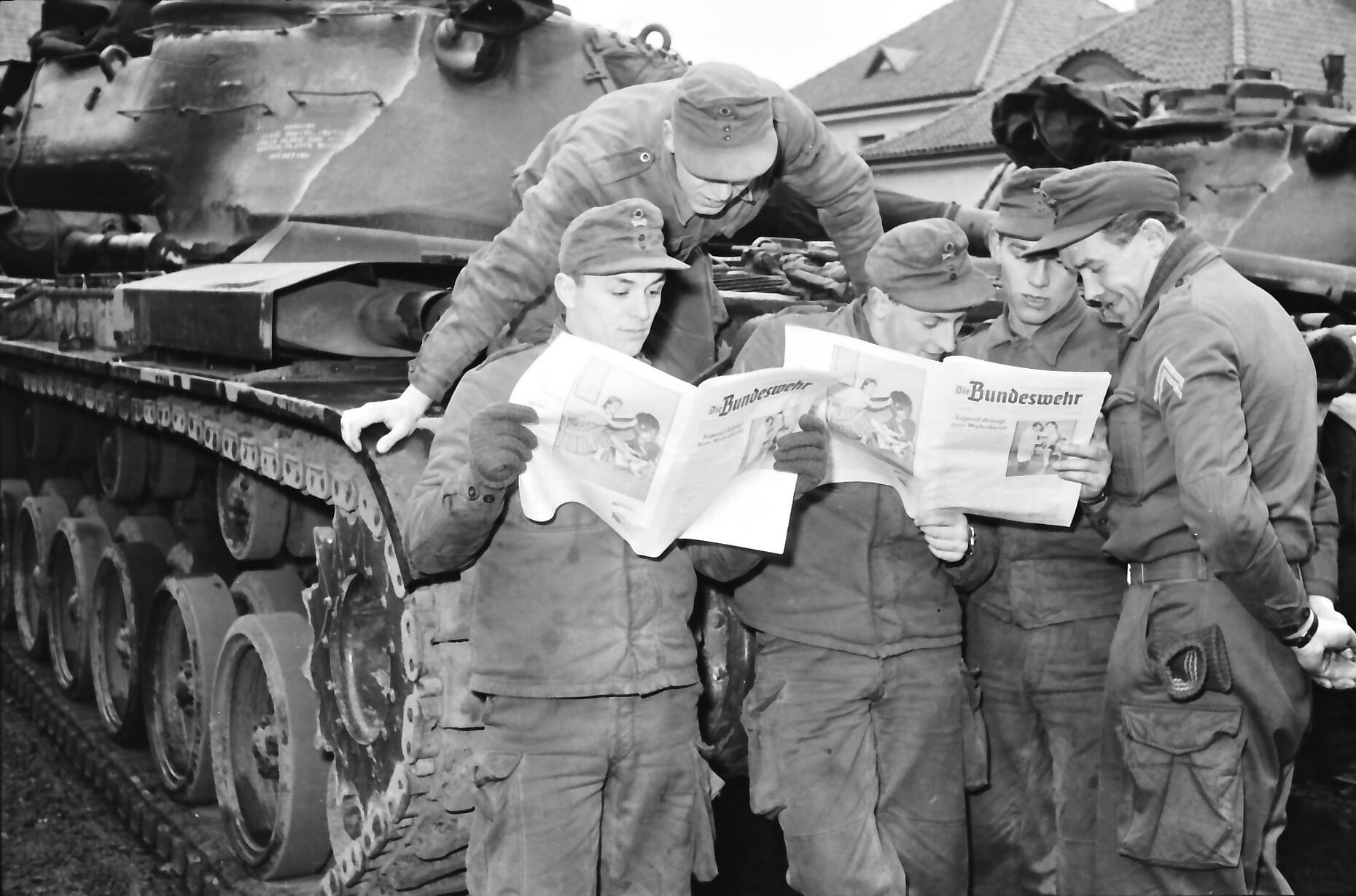 Soldaten mit dem Magazin des Deutschen BundeswehrVerbandes „Die Bundeswehr“. Seit Dezember 1956 informiert es Monat für Monat die Mitglieder. Foto: DBwV