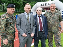 Von links: Hamburgs ehemaliger Innensenator Michael Neumann, sein Nachfolger Andy Grote, Wilfried Seidel, Präsident der Helmut-Schmidt-Universität und der Vorsitzende der SVS, Oberstleutnant Thomas Behr (Foto: DBwV/Bombeke)