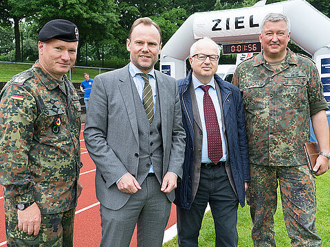 Von links: Hamburgs ehemaliger Innensenator Michael Neumann, sein Nachfolger Andy Grote, Wilfried Seidel, Präsident der Helmut-Schmidt-Universität und der Vorsitzende der SVS, Oberstleutnant Thomas Behr (Foto: DBwV/Bombeke)