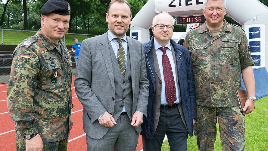 Von links: Hamburgs ehemaliger Innensenator Michael Neumann, sein Nachfolger Andy Grote, Wilfried Seidel, Präsident der Helmut-Schmidt-Universität und der Vorsitzende der SVS, Oberstleutnant Thomas Behr (Foto: DBwV/Bombeke)