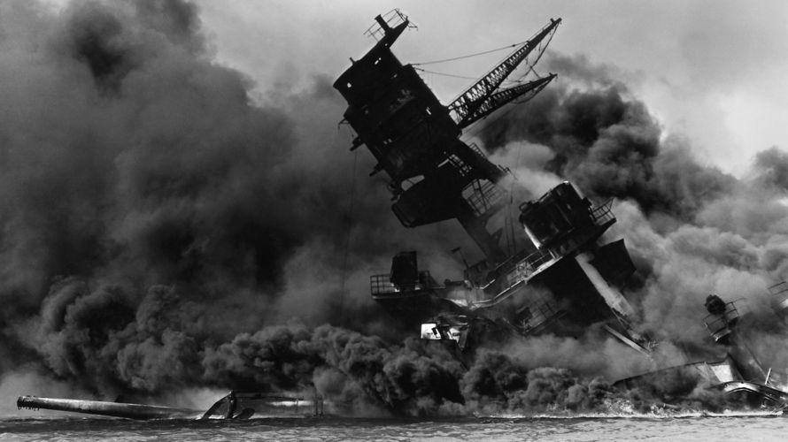 Nach einem Treffer und einer gewaltigen Explosion sank die „USS Arizona” — und wurde nie geborgen. Noch heute verliert sie Öl, das, auf der Wasseroberfläche treibend, „Tränen der Arizona” genannt wird. Foto: National Archives and Records Administration