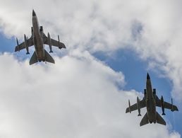 Zwei Aufklärungstornados mit RecceLite Pods im Rahmen des Einsatzes Counter Daesh in Incirlik. Ab kommenden Monat sollen die Jets von der jordanischen Al-Asrak Air Base aus operieren. Foto: Bundeswehr/Falk Bärwald