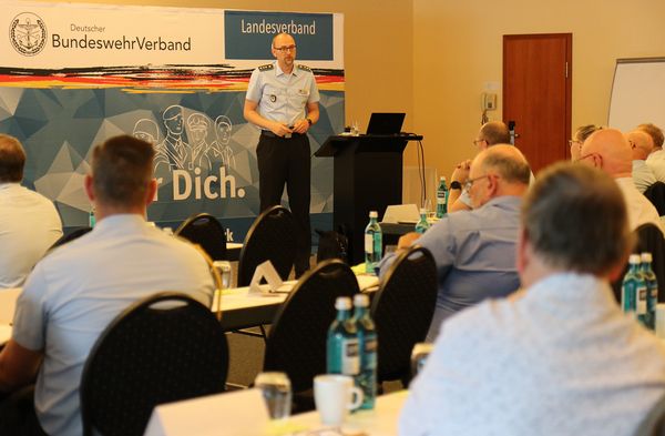 Ausführlich ging der Bezirksvorsitzende Berlin/Brandenburg, Hauptmann Christian Weber, in seinem Rechenschaftsbericht auf das erste Jahr seiner Tätigkeit ein. Foto: DBwV/Sarina Flachsmeier