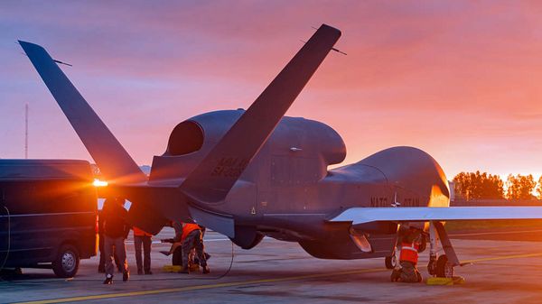 Ein „Phoenix“ steht in Sigonella im Sonnenuntergang auf dem Vorfeld. Foto: Bundeswehr/Träger