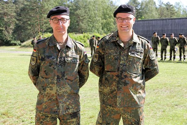 2019 absolvierte Tobias Lindner (r.) eine Wehrübung mit seinem Parteifreund Cem Özdemir. Foto: Bundeswehr/Katrin Hanske