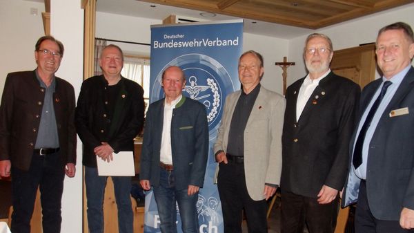 Vorsitzender Hans-Walter Teßler mit den geehrten Mitgliedern der Kameradschaft Hauptmann a.D. Ralf Steiner (40), den Oberstleutnanten a.D. Johann Deinzer, Klaus-Jürgen Fischer (60), Bernhard Mangels (50), sowie Vorsitzender ERH Bernhard Hauber. Foto: DBwV/AG