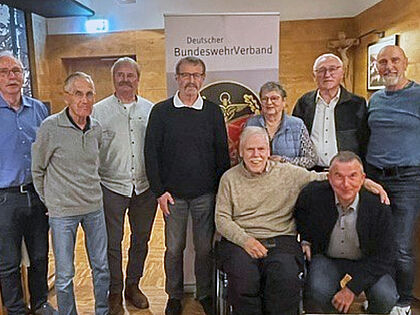 Der unveränderte Vorstand der Kameradschaft ERH Kempten setzt seine Arbeit für weitere zwei Jahre fort: Walter Kanzler (v.l)., Dietrich Fugger, Wilhelm Kölling, Vorsitzender Kurt Rasch, Albrecht Hung, Helga Hung, Hubert Kapteinat, Robert Schmidt, Thomas Bamberger. Foto: Robert Schmidt