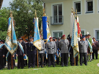 Fahnenabordnungen der Bundeswehr sowie der beteiligten Veteranen- und Ortsvereine prägten das Bild des gemeinsamen Gedenkens beim Veteranentag in Altenstadt. Foto: Reich
