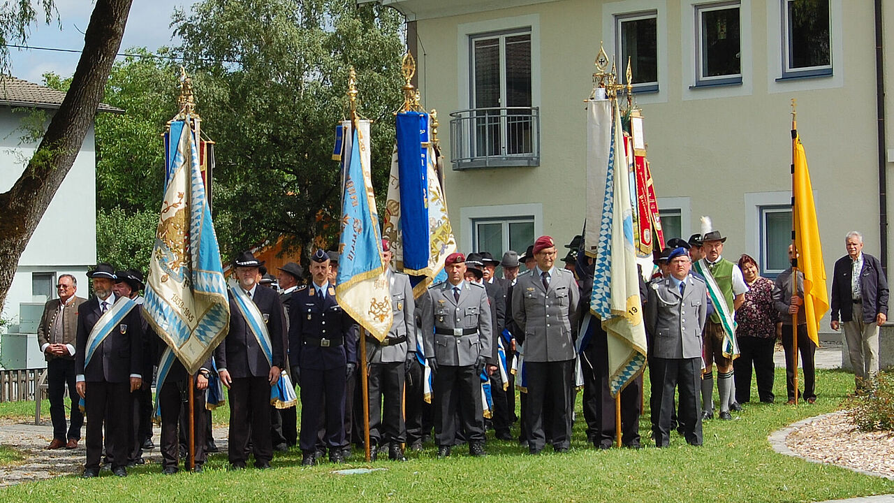Fahnenabordnungen der Bundeswehr sowie der beteiligten Veteranen- und Ortsvereine prägten das Bild des gemeinsamen Gedenkens beim Veteranentag in Altenstadt. Foto: Reich