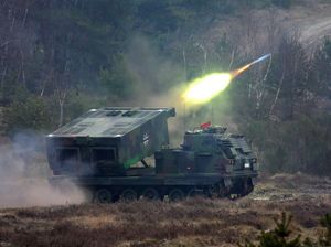 Raketenwerfer MARS in scharfen Schuss auf dem Truppenübungsplatz Bergen. Die Bundeswehr will 18 neue Systeme vom Typ MARS II beschaffen. Foto: Bundeswehr/Bannert