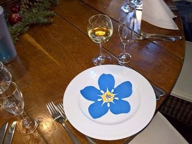 Das symbolische Vergissmeinnicht erinnert bei vielen Teilnehmern der Aktion #DerLeereStuhl" an gefallene und vermisste Kameraden. Foto: privat
