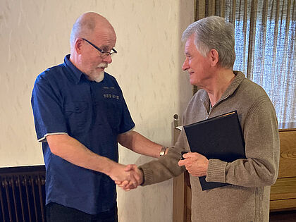 In Diepholz: Joachim Triemer (l.) händigte die Treueurkunde an Bernd Stelse aus. Foto: LV Nord