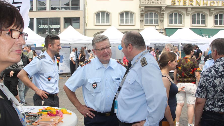 Generalmajor Franz Weidhüner, Amtschef Streitkräfteamt (SKA), im Gespräch mit dem Vorsitzenden der Truppenkameradschaft des SKA, Stabsfeldwebel Gerd Rosenstein Foto: Torsten Lodomez