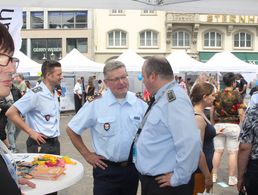 Generalmajor Franz Weidhüner, Amtschef Streitkräfteamt (SKA), im Gespräch mit dem Vorsitzenden der Truppenkameradschaft des SKA, Stabsfeldwebel Gerd Rosenstein Foto: Torsten Lodomez