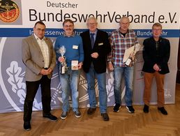 Oberstabsfeldwebel a.D. Rudi Schmelzer, Oberstabsfeldwebel a.D. Paul-Gerhard Phul, Bezirksvorsitzender  Hauptmann a.D. Volker Jung, Oberstabsfeldwebel a.D. Gerhard Schulze und Oberstabsfeldwebel a.D. Peter Donner. Foto: Franz Josef Wiegelmann