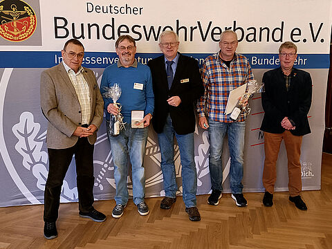 Oberstabsfeldwebel a.D. Rudi Schmelzer, Oberstabsfeldwebel a.D. Paul-Gerhard Phul, Bezirksvorsitzender  Hauptmann a.D. Volker Jung, Oberstabsfeldwebel a.D. Gerhard Schulze und Oberstabsfeldwebel a.D. Peter Donner. Foto: Franz Josef Wiegelmann