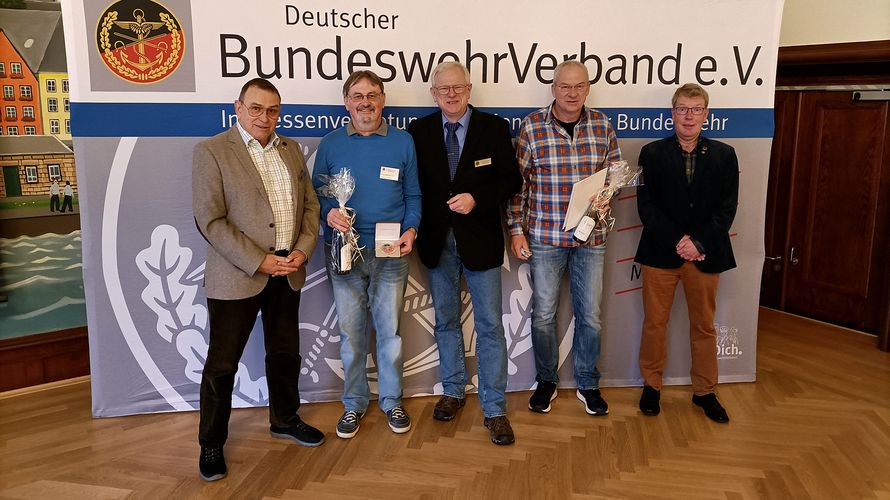 Oberstabsfeldwebel a.D. Rudi Schmelzer, Oberstabsfeldwebel a.D. Paul-Gerhard Phul, Bezirksvorsitzender  Hauptmann a.D. Volker Jung, Oberstabsfeldwebel a.D. Gerhard Schulze und Oberstabsfeldwebel a.D. Peter Donner. Foto: Franz Josef Wiegelmann