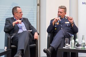 Moderator Thomas Wiegold (l.) und Hauptmann Andreas Steinmetz. Foto: Y.Bombeke 