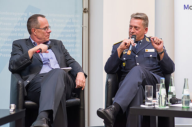 Moderator Thomas Wiegold (l.) und Hauptmann Andreas Steinmetz. Foto: Y.Bombeke 