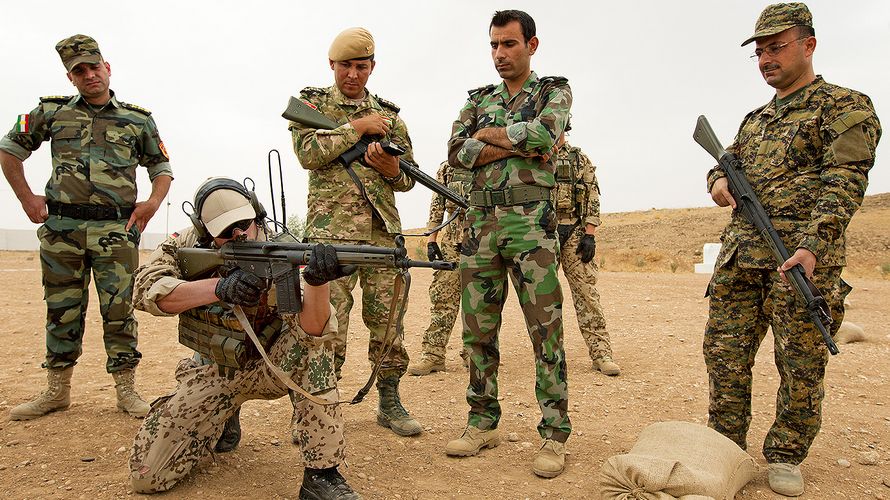 Einweisung (Multiplikatoren-Ausbildung) der kurdischen Peschmerga in die Handhabung des G3-Sturmgewehrs durch Soldaten der Bundeswehr auf einer Schießanlage nahe der nordirakischen Stadt Erbil. Foto: Bundeswehr/Sebastian Wilke