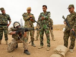 Einweisung (Multiplikatoren-Ausbildung) der kurdischen Peschmerga in die Handhabung des G3-Sturmgewehrs durch Soldaten der Bundeswehr auf einer Schießanlage nahe der nordirakischen Stadt Erbil. Foto: Bundeswehr/Sebastian Wilke