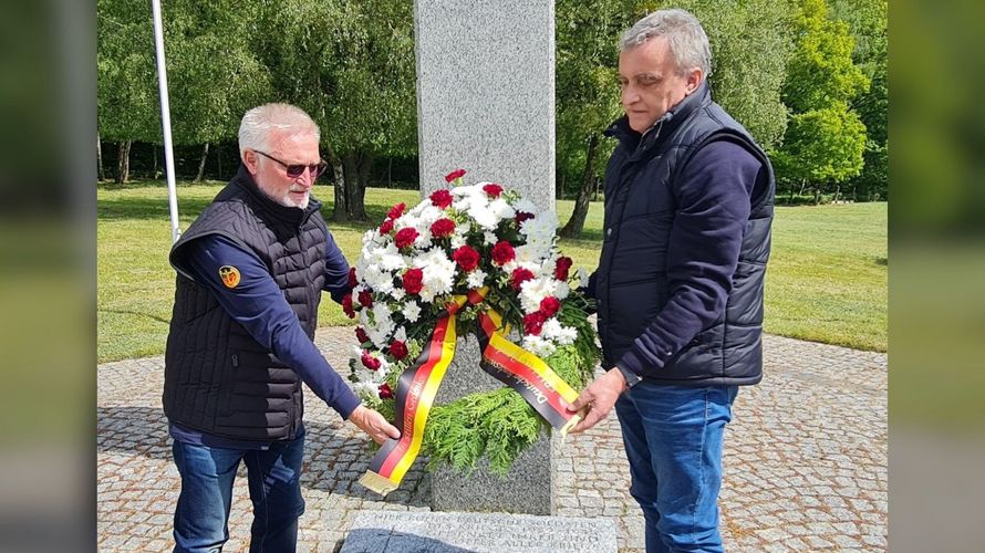 Eine kleine Abordnung der KERH Uecker-Randow legte am 8. Mai 2025 einen Kranz auf der Kriegsgräberstätte Neumarkt in Polen nieder. Foto: Claudia Richter