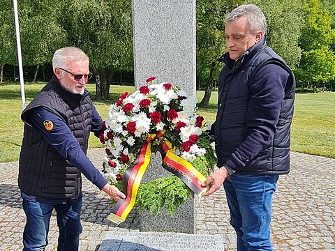 Eine kleine Abordnung der KERH Uecker-Randow legte am 8. Mai 2025 einen Kranz auf der Kriegsgräberstätte Neumarkt in Polen nieder. Foto: Claudia Richter