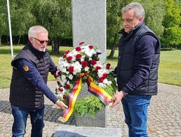Eine kleine Abordnung der KERH Uecker-Randow legte am 8. Mai 2025 einen Kranz auf der Kriegsgräberstätte Neumarkt in Polen nieder. Foto: Claudia Richter