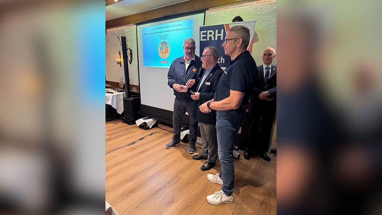Für seine herausragende Arbeit erhielt Oberstabsfeldwebel a.D. Klaus Schröder (Mitte) in Hemer den Coin des Bundesvorstandes der ERH als Dank und Anerkennung. Foto: Werner Müller-Goldau