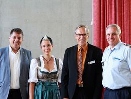 Vorsitzende Daniela Wisura mit Beisitzer Klaus Schuster (1.v.l.) sowie den Gästen Landesvorsitzendem Gerhard Stärk und Standortältester Oberst Dirk Niedermeier (3.u.4.v.l.) Foto: DBwV/Kaminsky