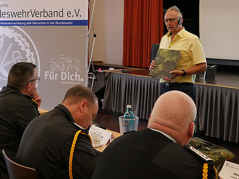 Uwe Schenkel referierte über mehrere, für angehende Pensionäre relevante Themen. Foto: DBwV/LV Nord