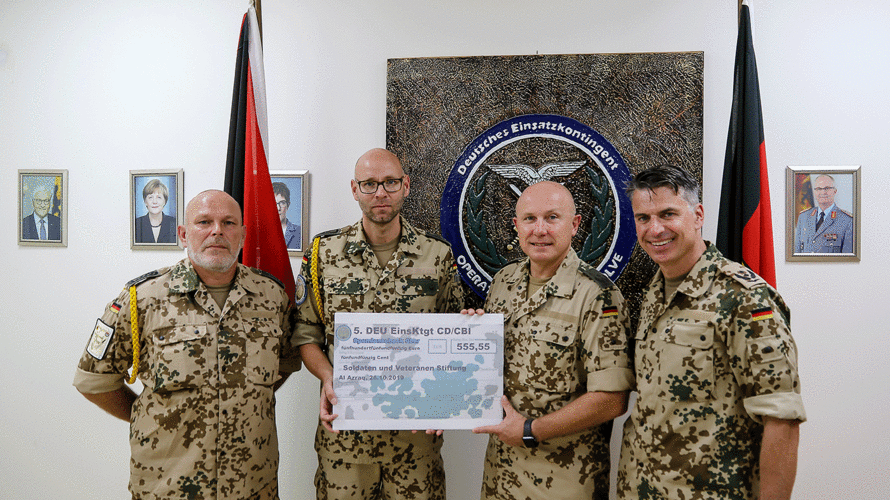 Die Spieße und der Kontingentführer übergeben den Spendencheck an den Initiator der Sammlung. Foto: Bundeswehr/Jan.B.