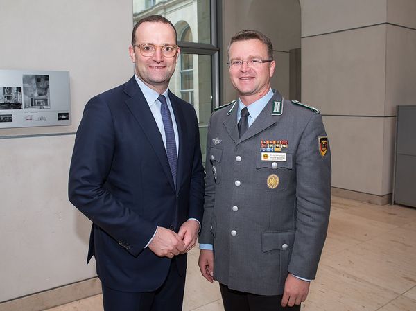 Sie trafen sich kurz vor der Abstimmung im Bundestag: Bundesgesundheitsminister Jens Spahn (l.) und der DBwV-Bundesvorsitzende André Wüstner. Foto: DBwV/Bombeke