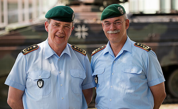 Größere Abbildung anzeigen Generalleutnant Bruno Kasdorf (l) und Generalleutnant Jörg Vollmer, aufgenommen am 16.07.2015 vor dem Übergabeappell des Kommandos über das Deutschen Heer in der Graf-Stauffenberg-Kaserne in Dresden (Sachsen). Foto: Arno Burgi/d